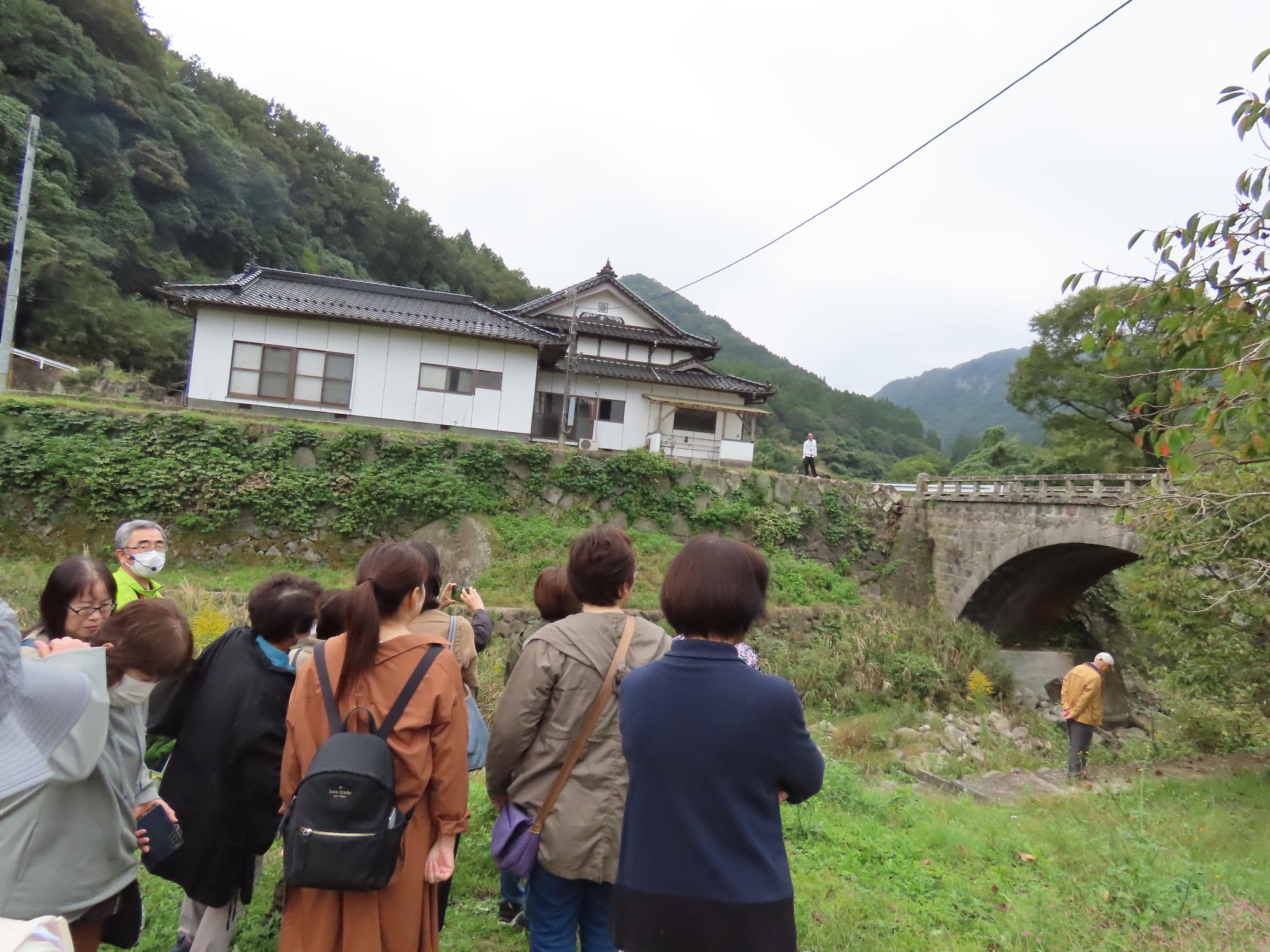 中鍋橋を見学している様子