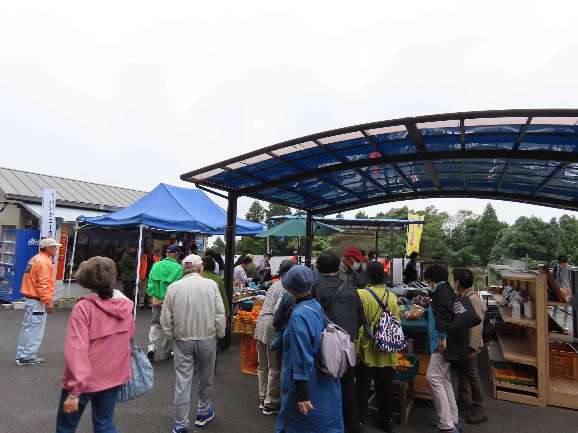 西椎屋展望台にて休憩中