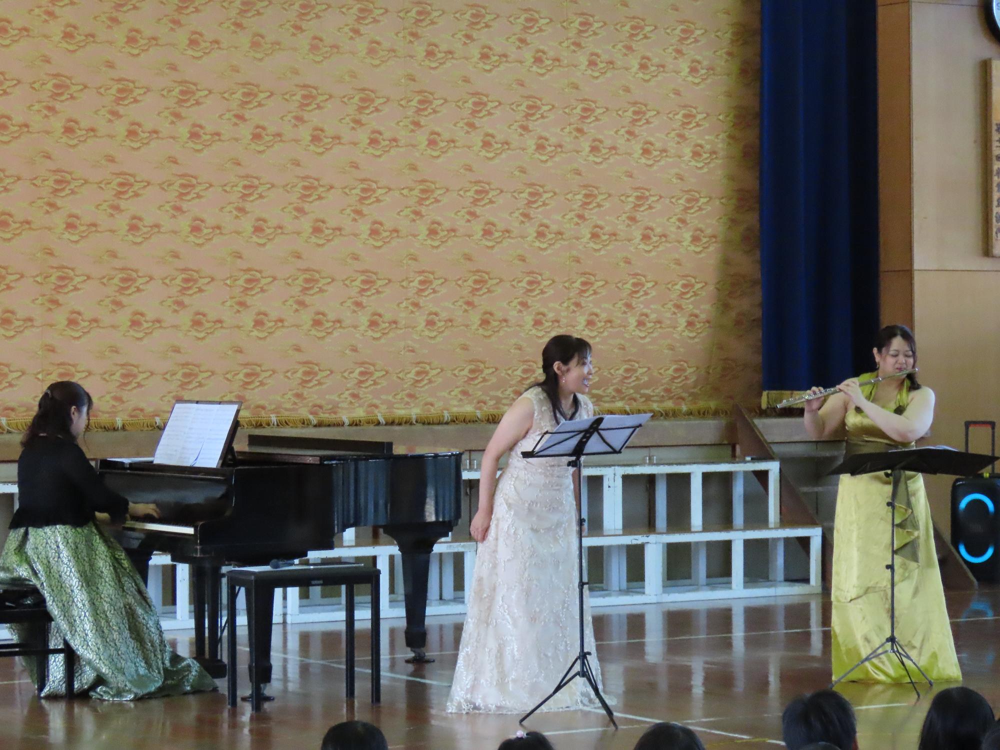 歌とフルートとピアノによる演奏