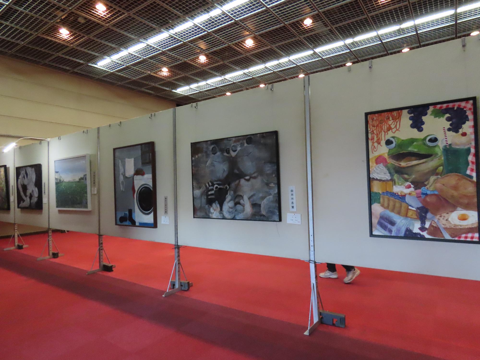 作県美展宇佐巡回展の絵画作品展示