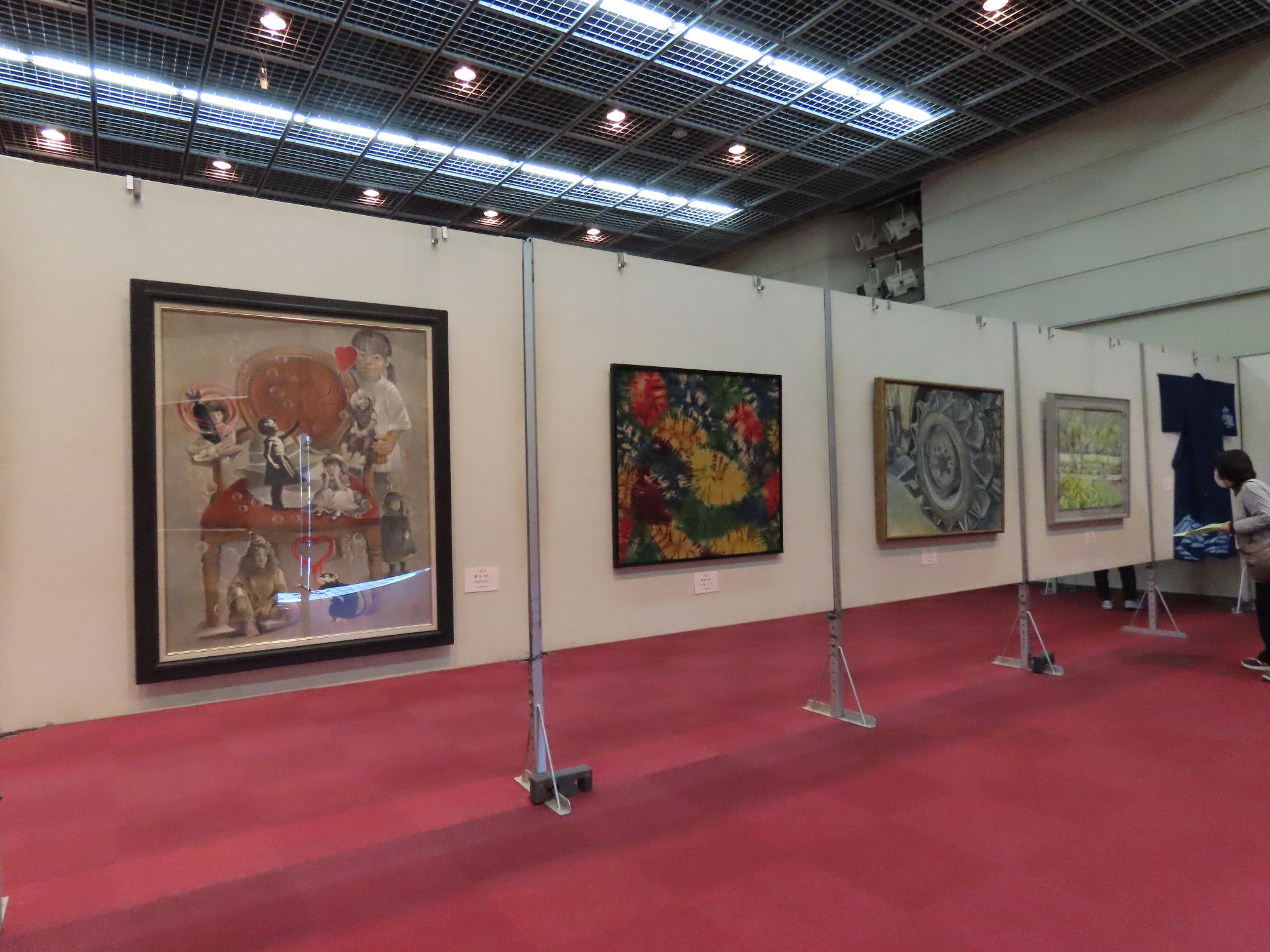 県美展宇佐巡回展での絵画展示