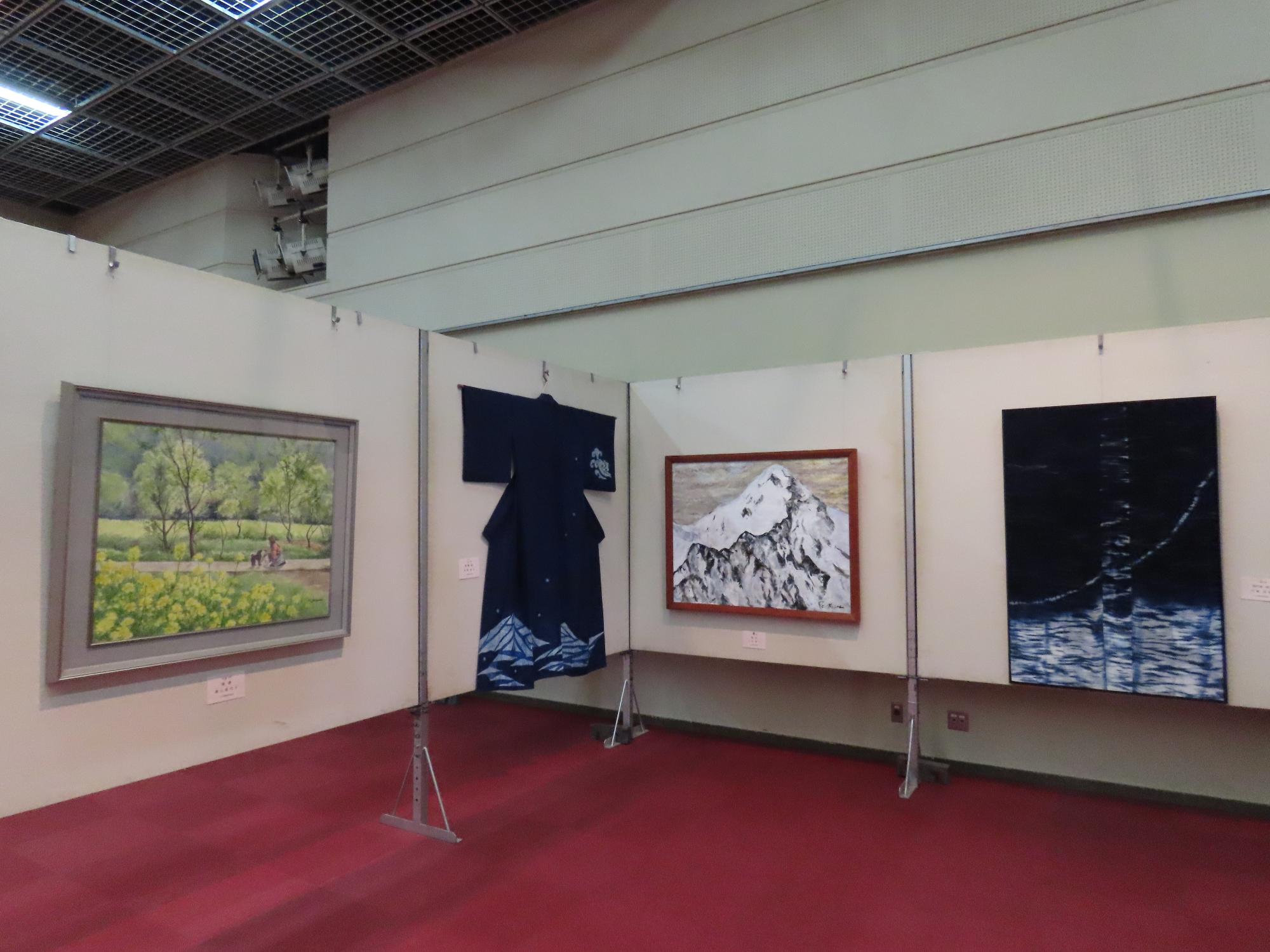 絵画と工芸作品展示