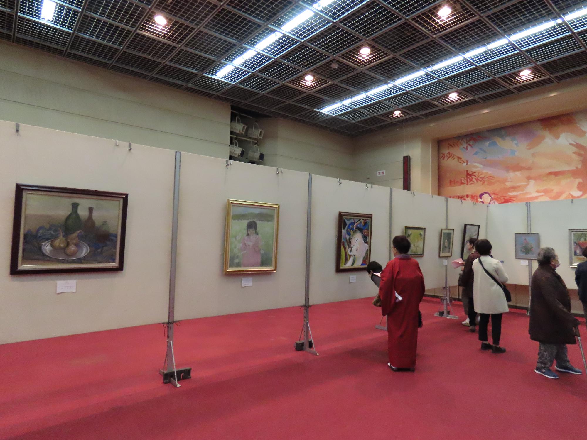 絵画展示を鑑賞している様子