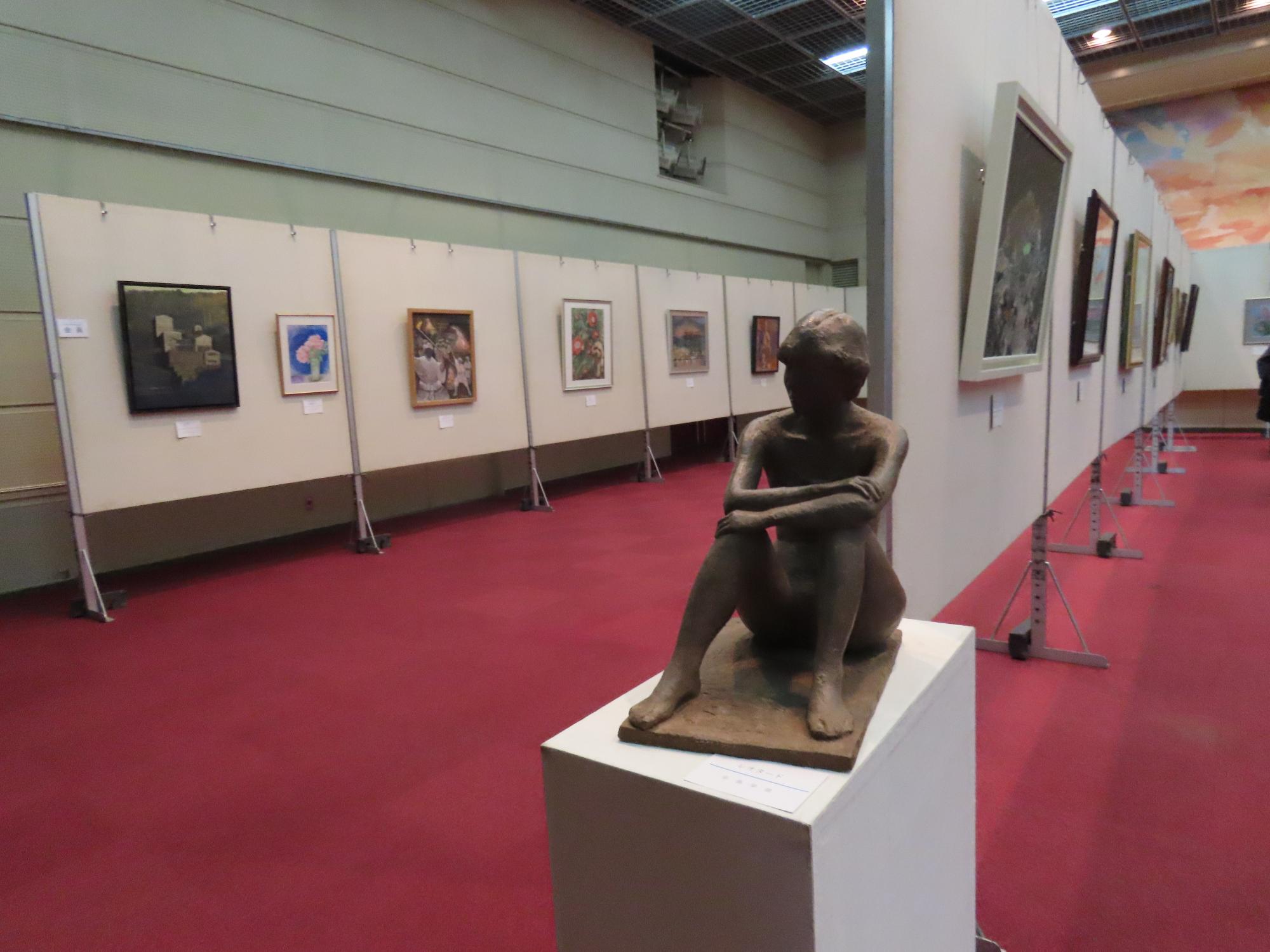 美術展での彫刻展示