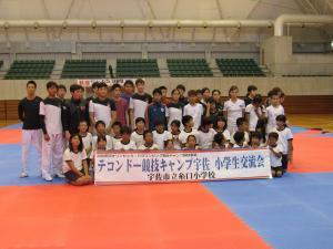 モンゴル、日本選手と糸口小学校児童との集合写真