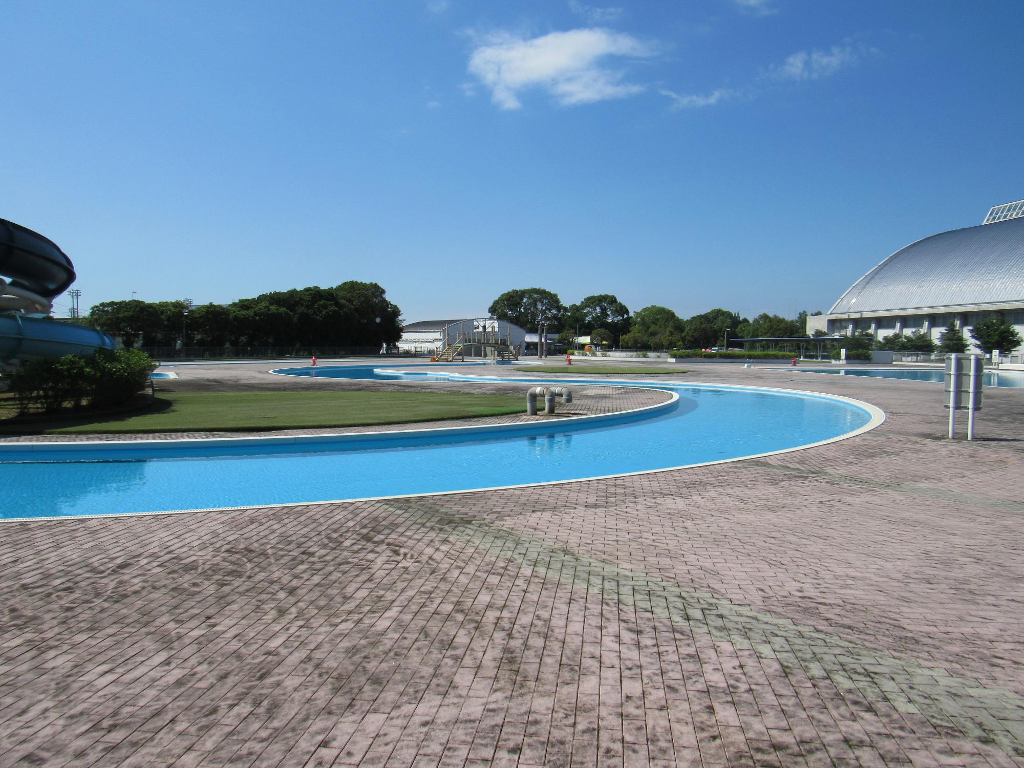 プール全景