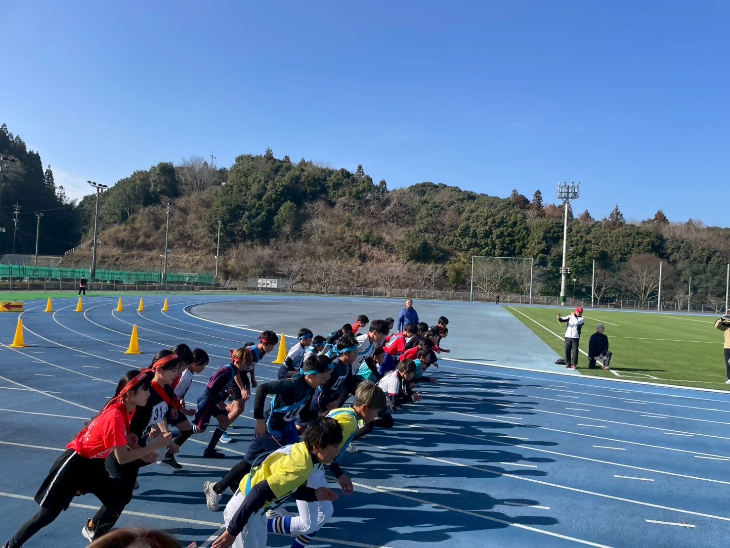 勢いよくスタートする選手たち