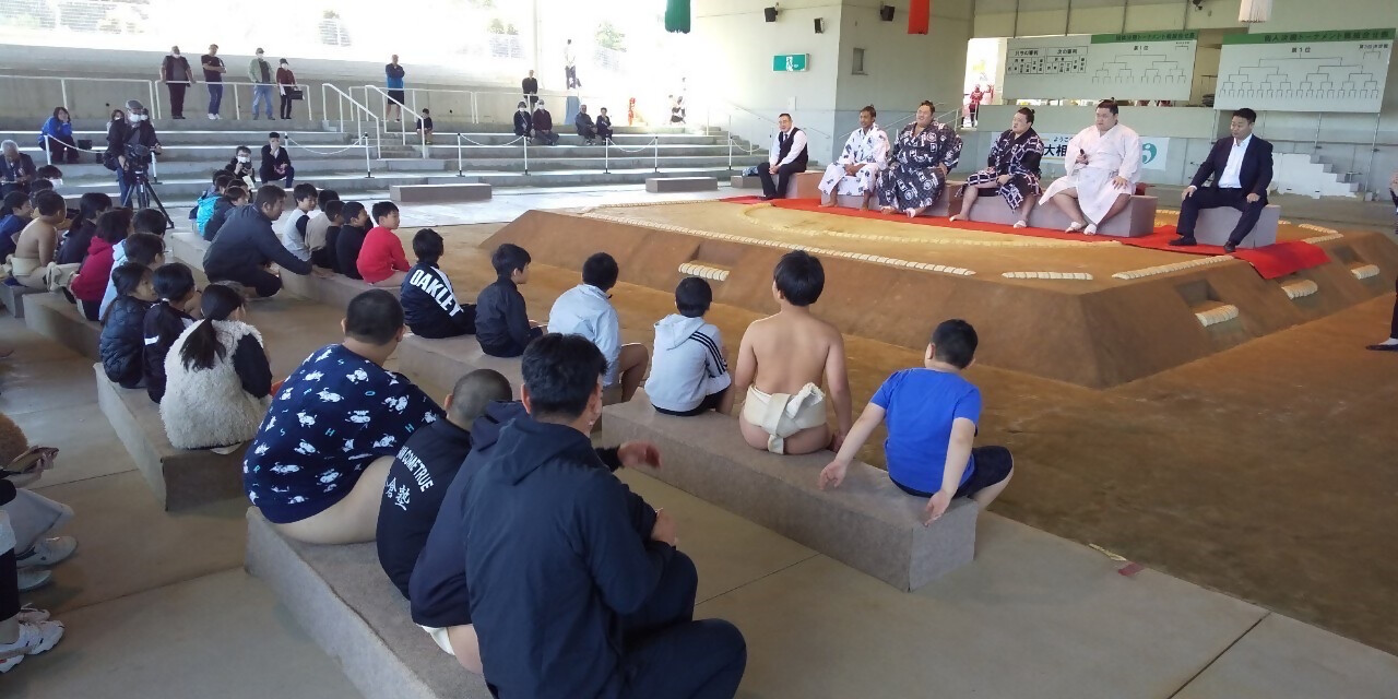 力士に質問をする子どもたち