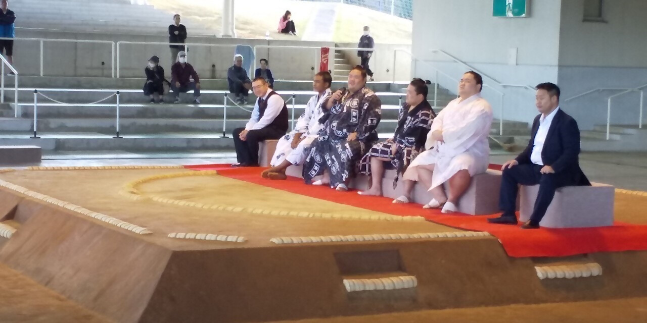 子どもたちの質問に戸惑う力士たち