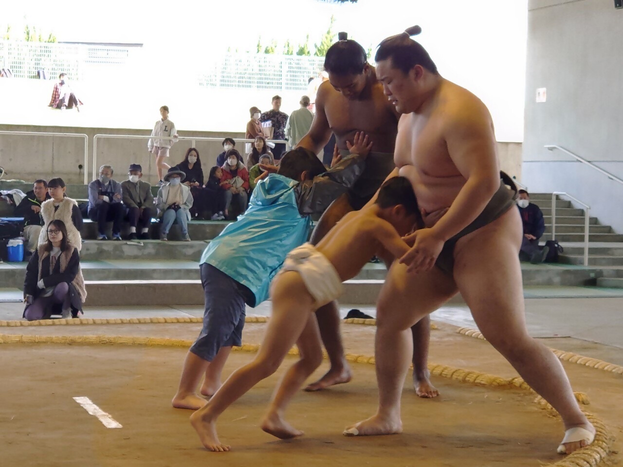 雷部屋の力士と稽古をする子どもたち