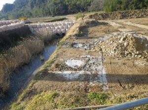 基礎養生中の右岸側の写真