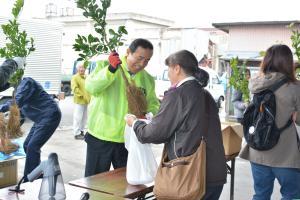 植木の苗を配布する市長