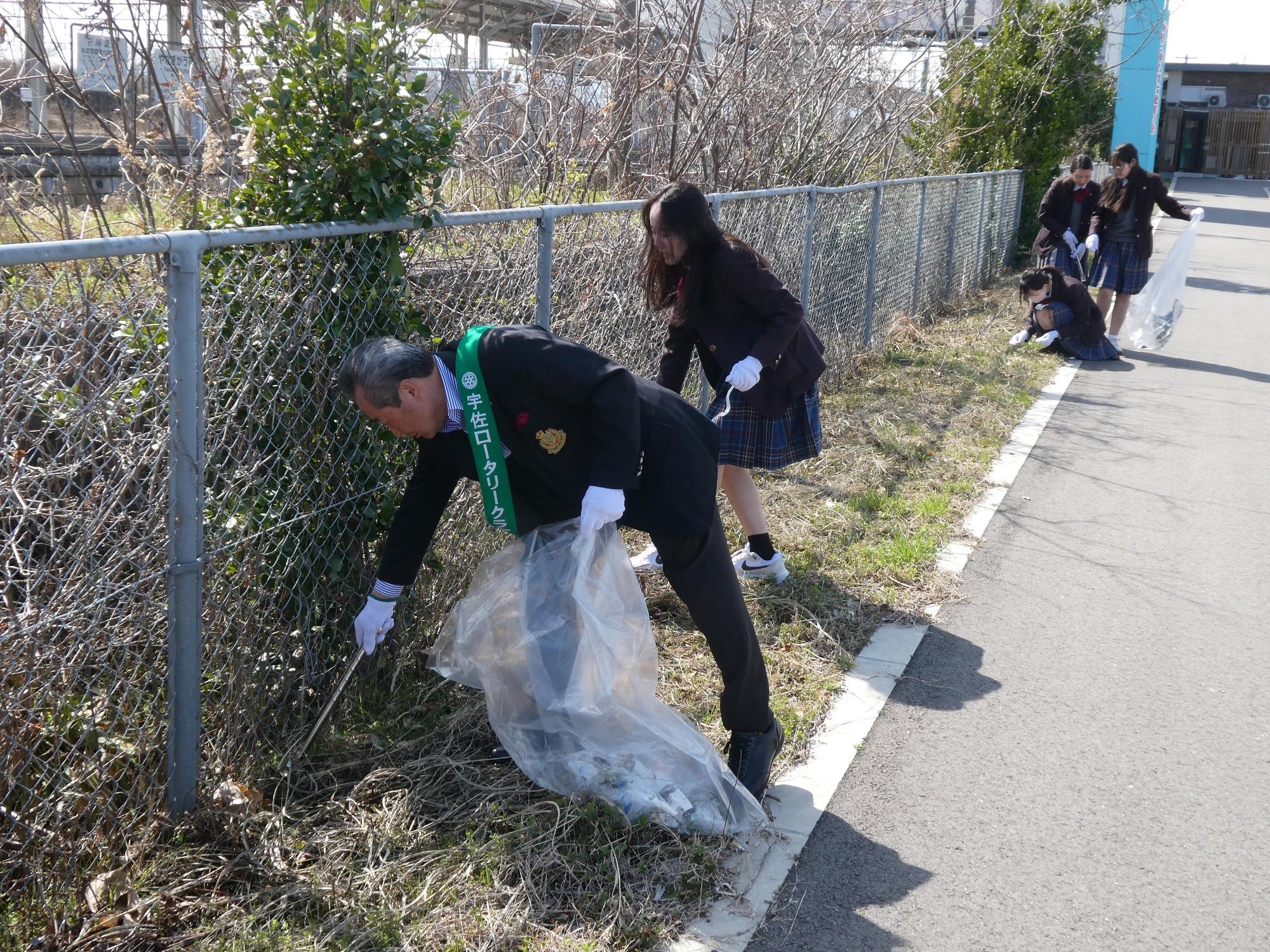 柳ヶ浦駅周辺清掃活動の様子1