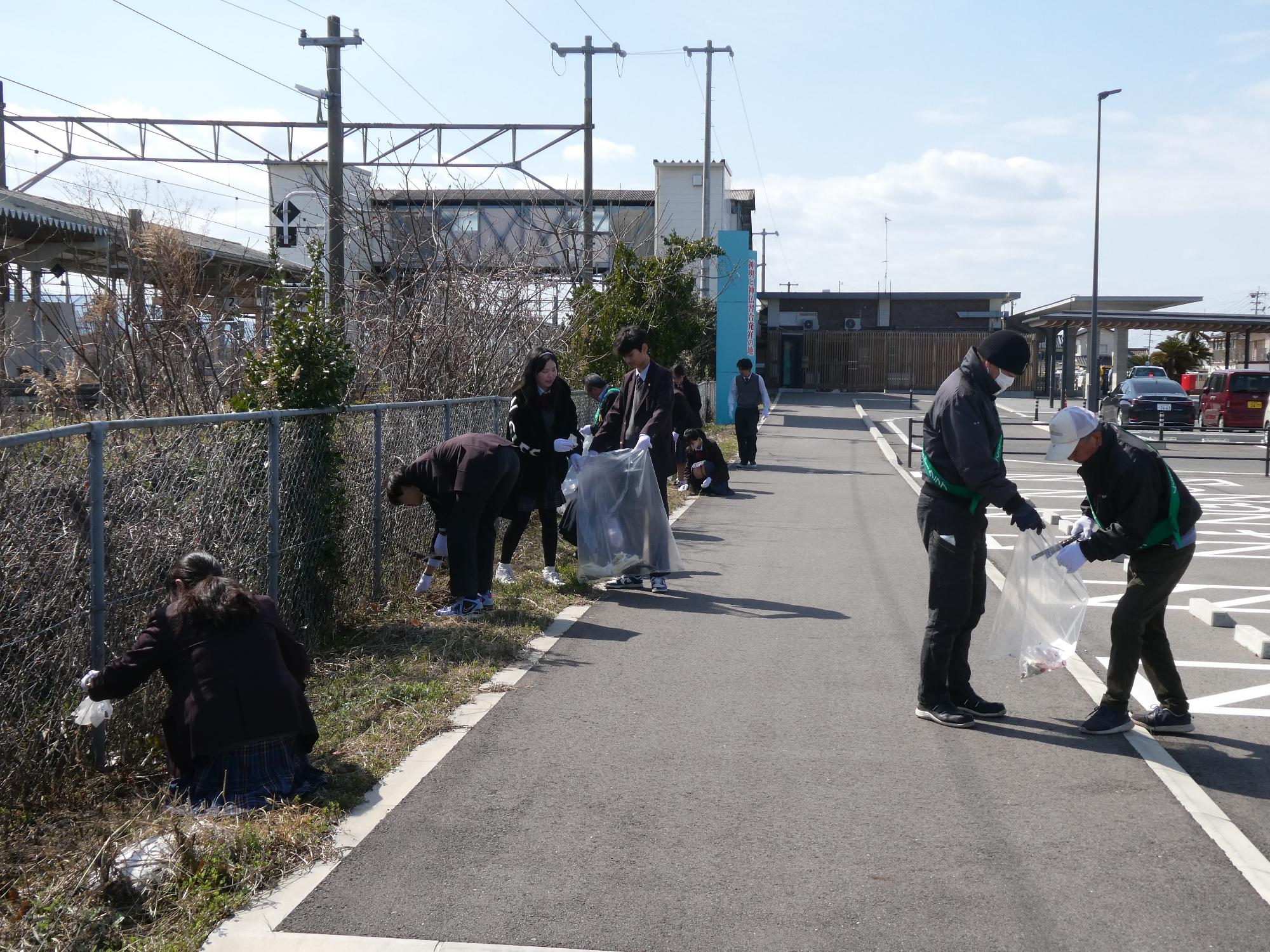 柳ヶ浦駅周辺清掃活動の様子3