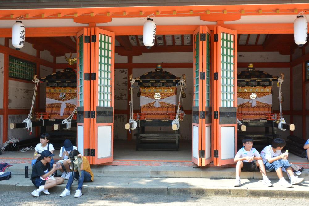 頓宮にて御神幸祭「お上り」を待つ御神輿と子供達