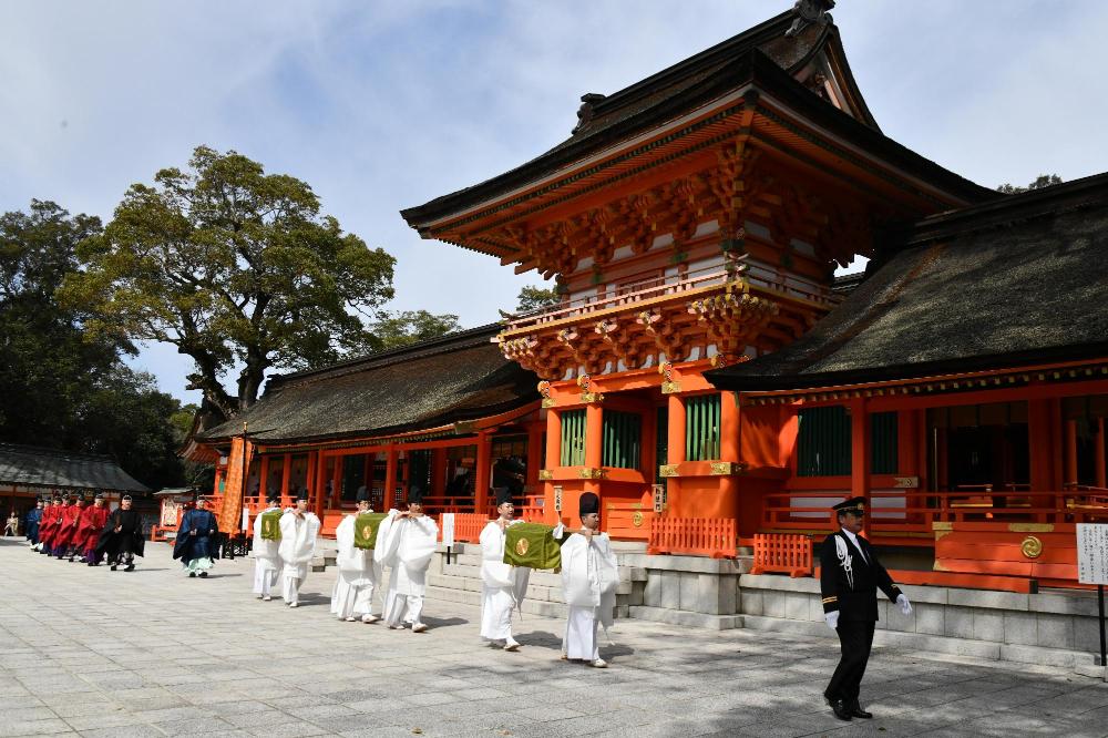 南中楼門前を参進する一行