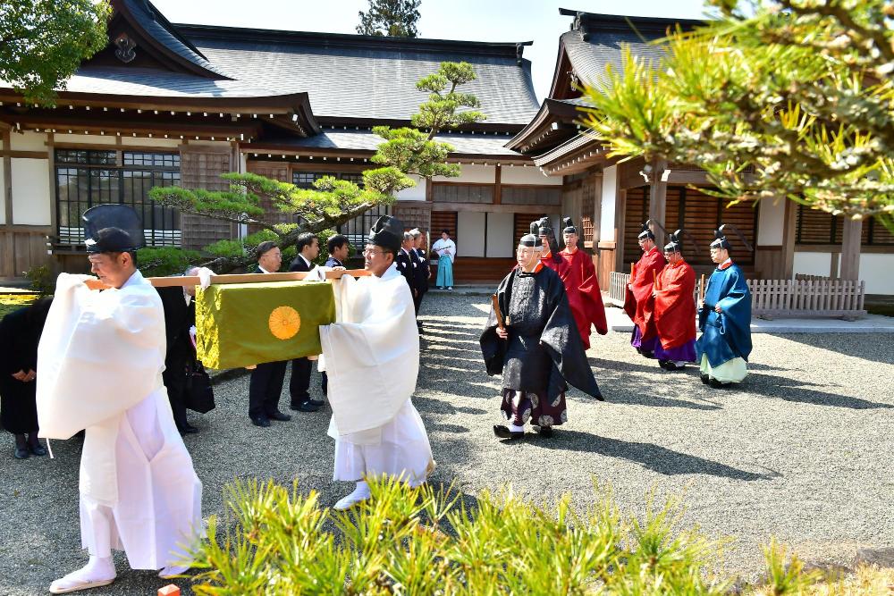 唐櫃奉舁の神人と衣冠単を著けた神職