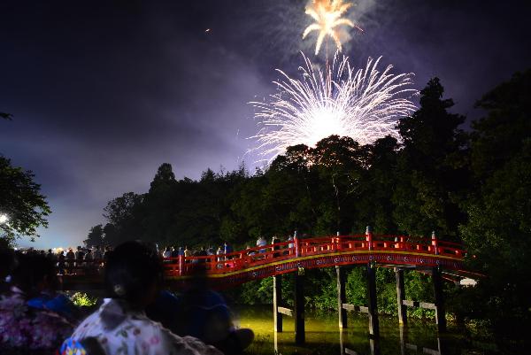 花火に照らされる神橋