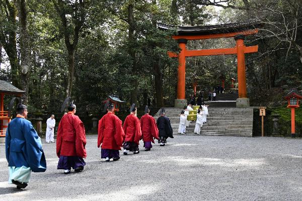 御腰掛の石段を登る一行