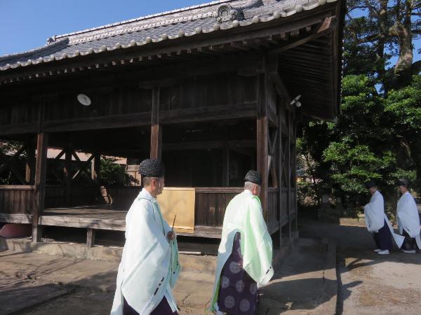 百体神社での拝礼に向かう神職