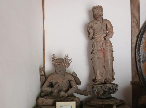 不動明王像と月光菩薩像