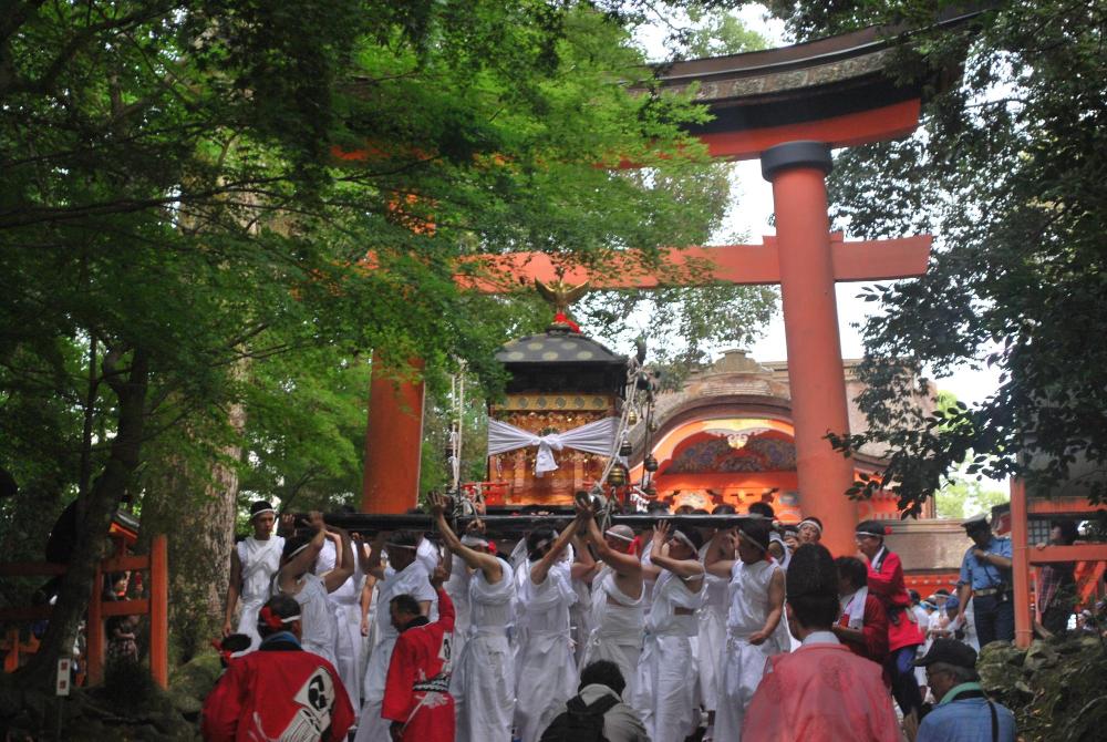 上宮を後にする一之御殿の神輿