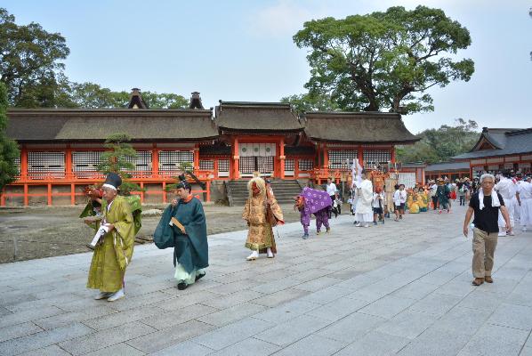 「お下り」で上宮を参進する供奉