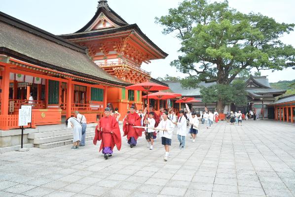 「お下り」で上宮を参進する神職