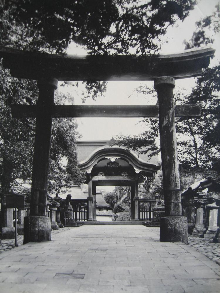 一の鳥居と西大門（大正初期）
