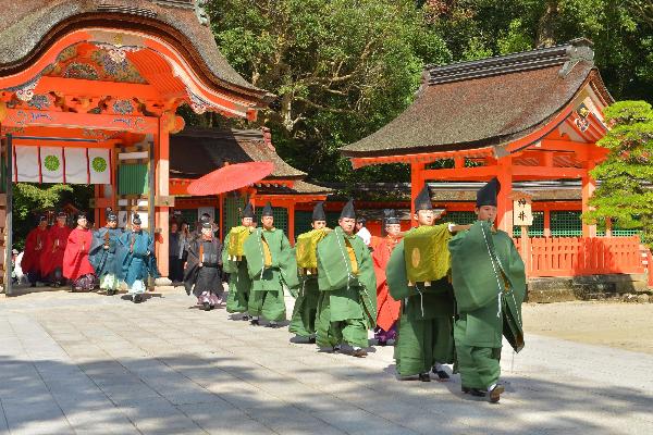 上宮を参進する勅使