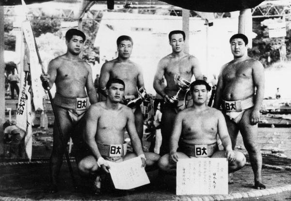 優勝した日大、前列左は輪島（昭和42年）
