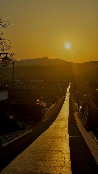 百大神社前から望む勅使街道（令和2年）