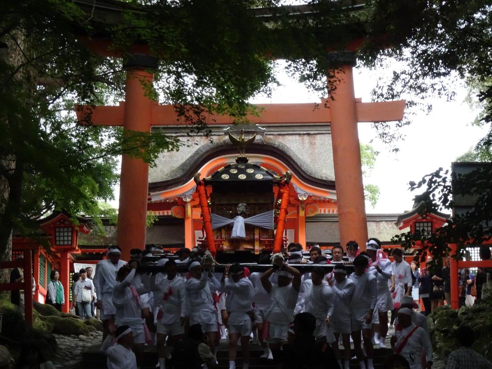 上宮を発輦する神輿