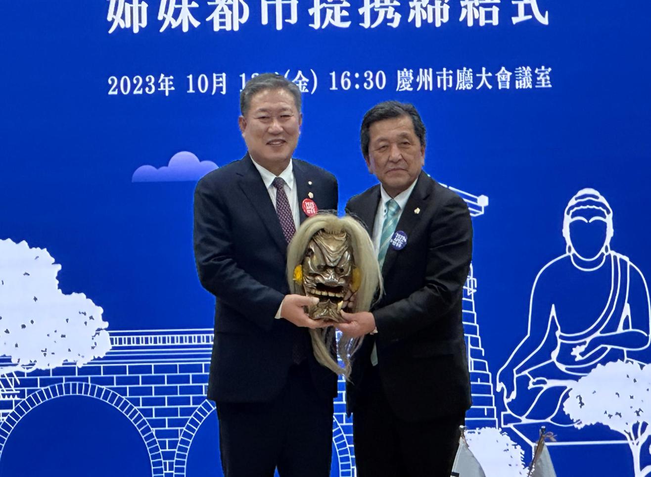 記念品と永松議長と慶州市議会議長