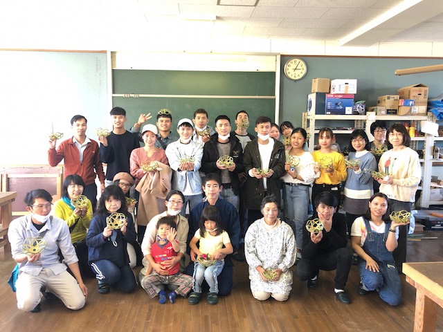 竹細工の先生方と記念撮影