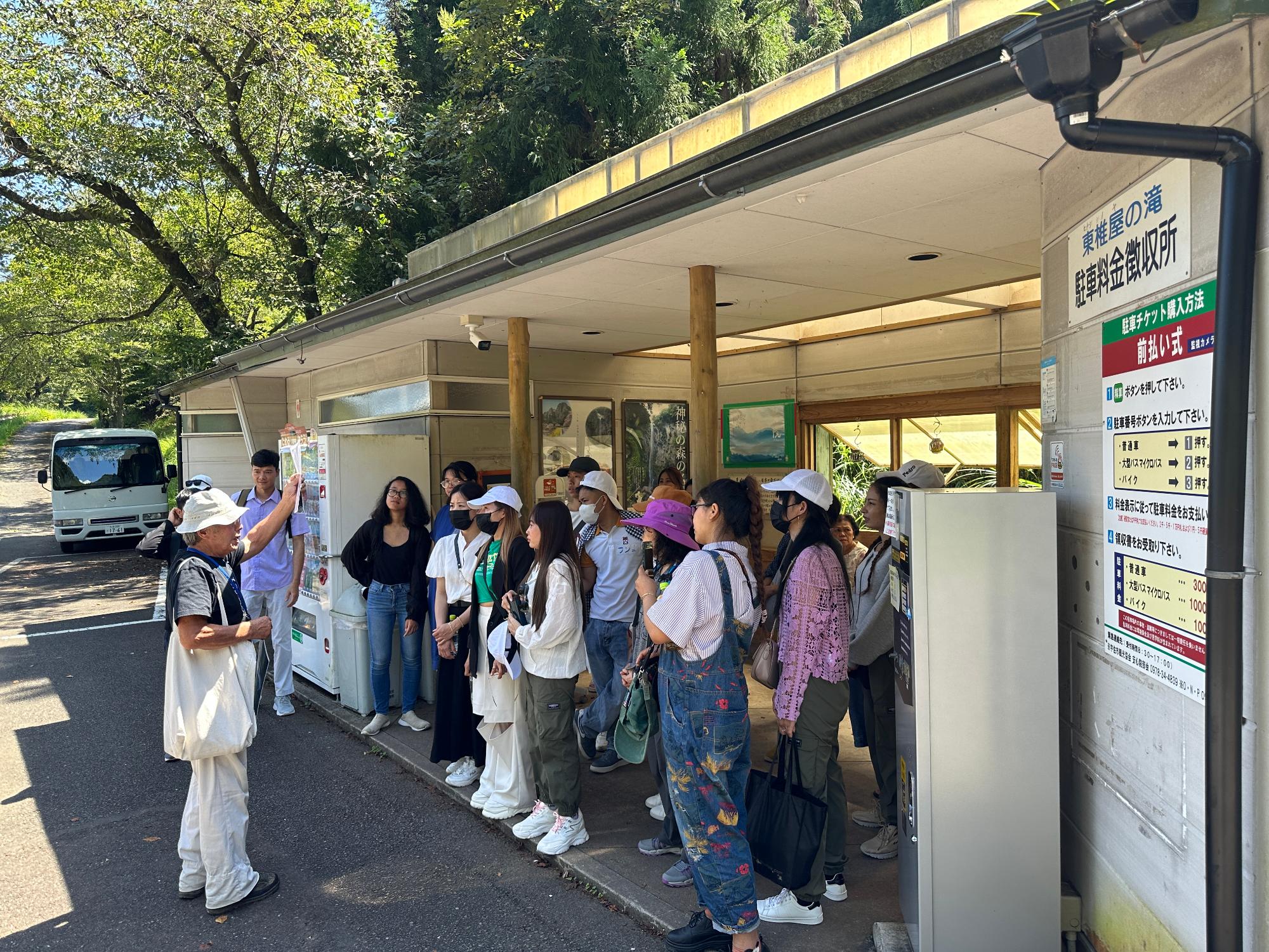 東椎屋の滝駐車場にて