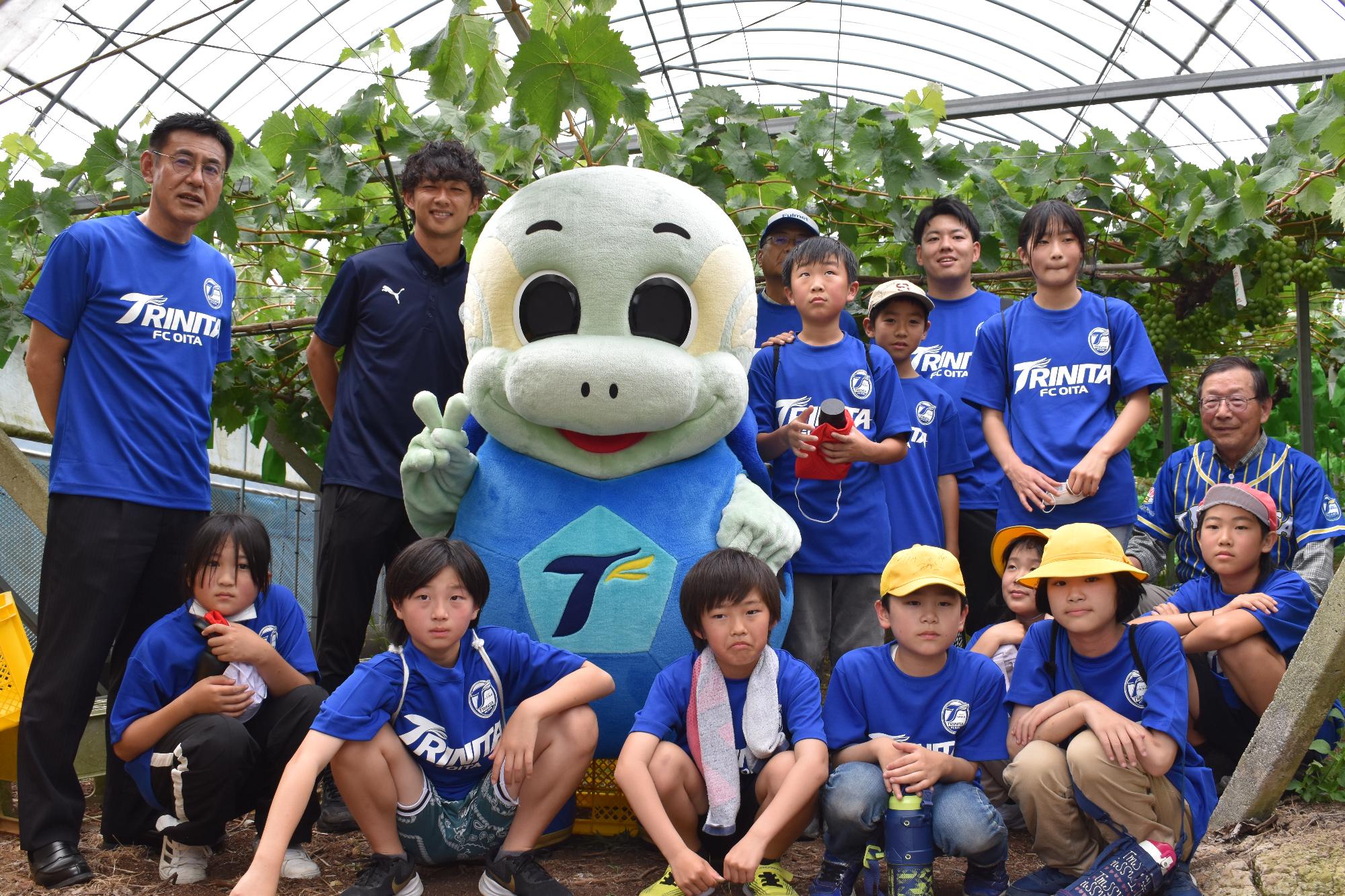 佐田小を訪れた松本C.R.Oとニータン