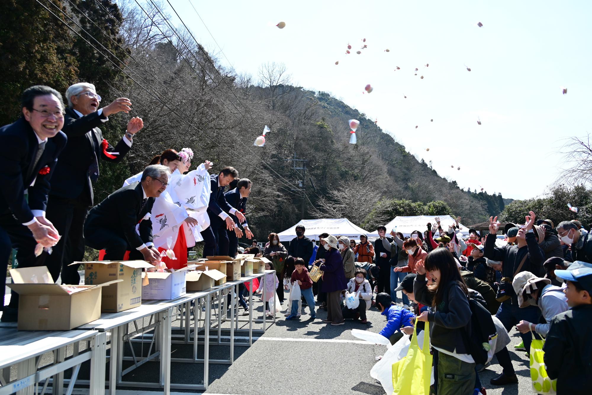 米神山巨石祭もちまき