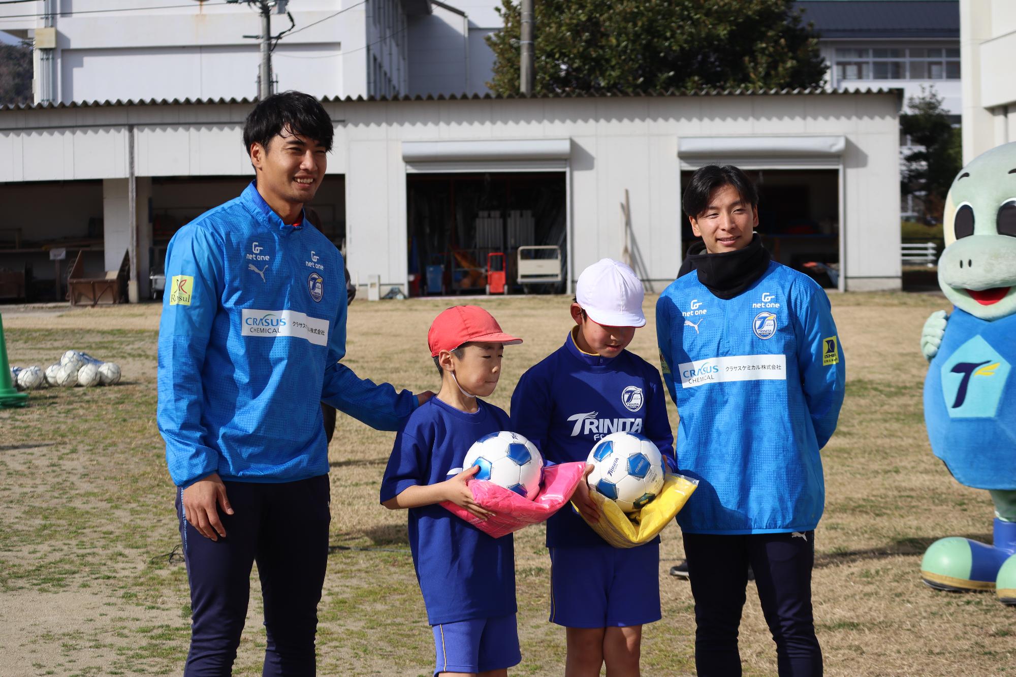 選手から児童へボールをプレゼント