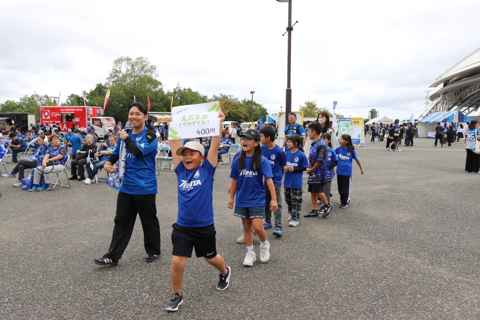 集客に励む児童