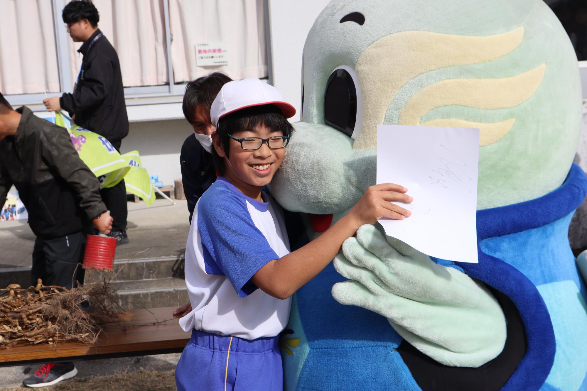 ニータンに会えて大喜びの児童