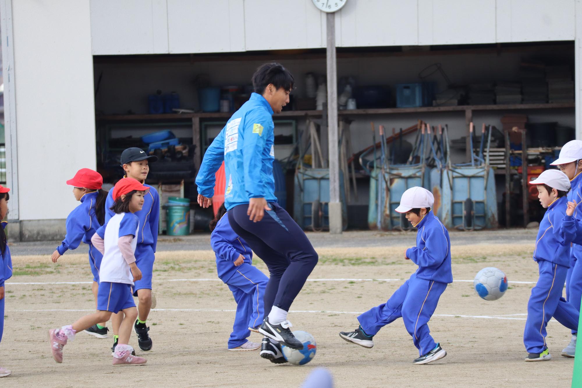 児童に囲まれ大混戦の佐藤選手