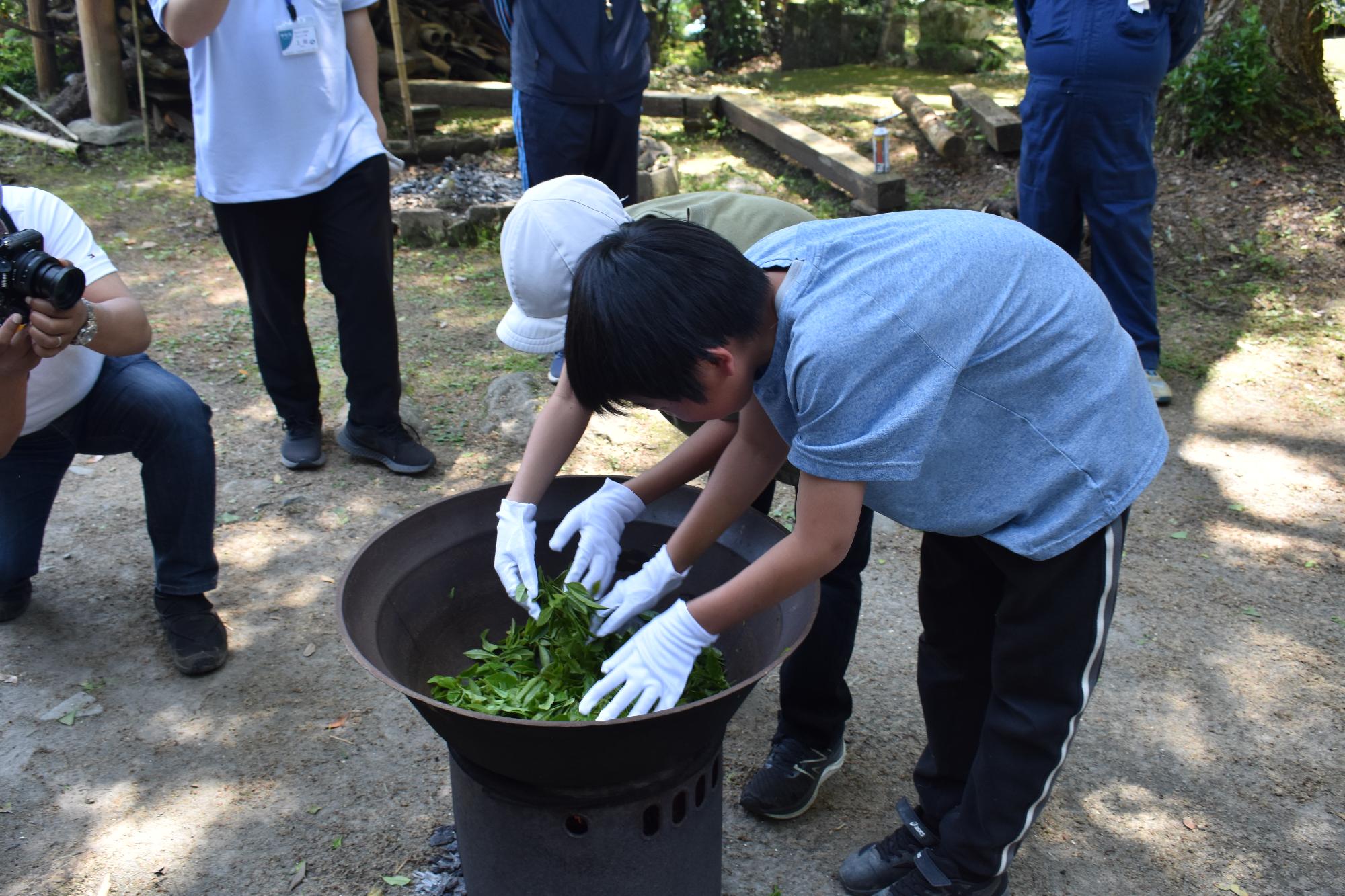 茶葉を大釜で煎る