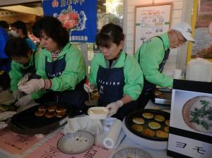 お焼きを焼く会員