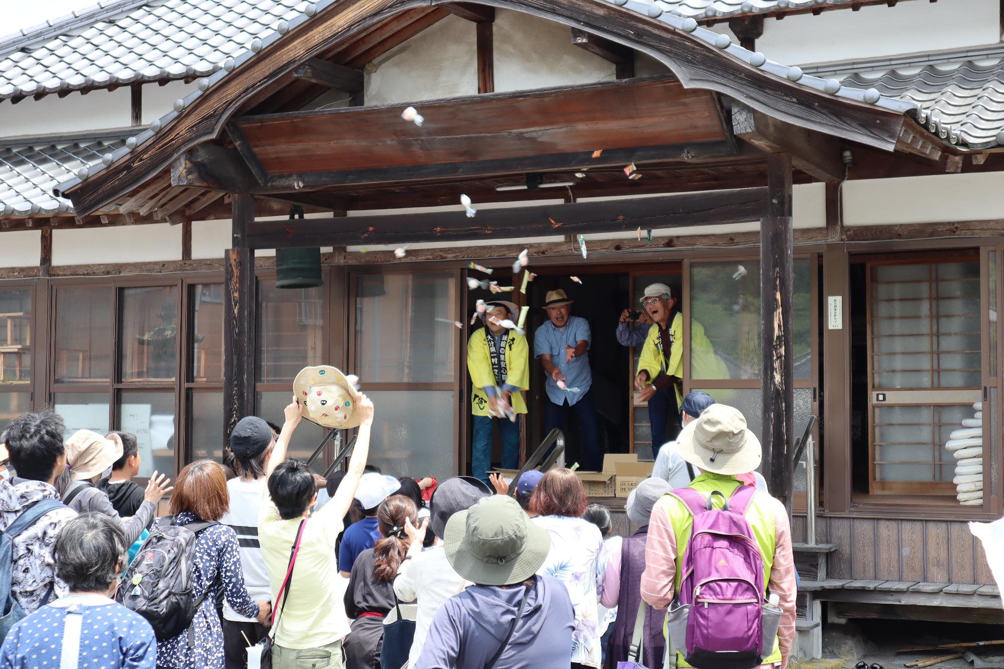 最明寺でのお餅まき
