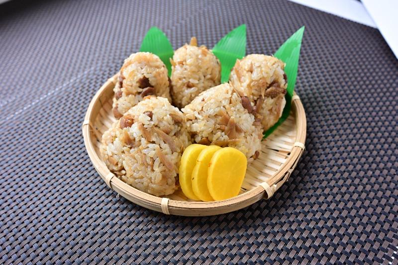鶏飯おにぎり1