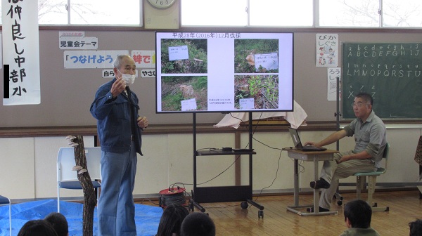 椎茸に関する授業 スライドで山下さんが説明