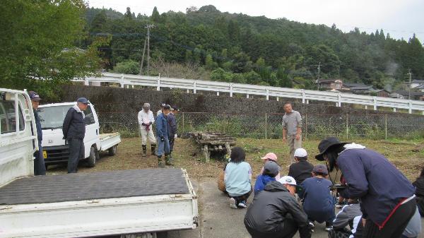 椎茸に関する授業 ほだ木を移動するぞ