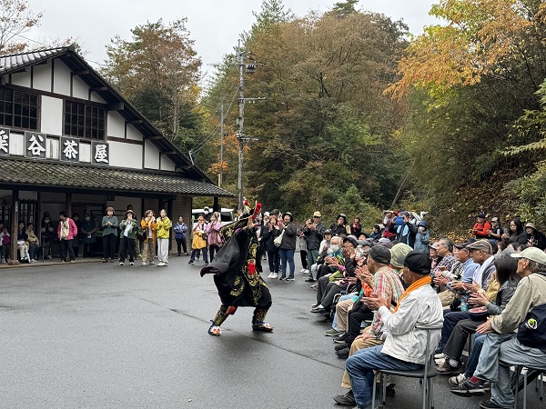 R7岳切渓谷紅葉ウォーキング 変面のパフォーマンス