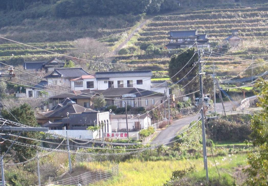 余温泉を囲む山あい風景